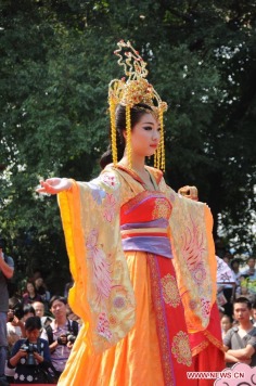 Traditional Chinese wedding costume show held in Fuzhou - Xinhua | English.news.cn
