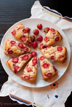 Fresh Strawberry Breakfast Cake |betsylife.com