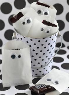 Paper Ghost Favor Bags! #hallloween #halloweenparty #halloweentreats