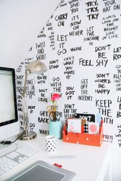 Love this small space desk decorating!
