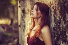 50 Tips on Choosing Poses for Stunning Portraits Brings You Everything You Need for Portrait Photography.