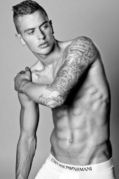 Ok so im not gonna lie im reppinning this bc that guy is hot tat or no tat!! Lmao