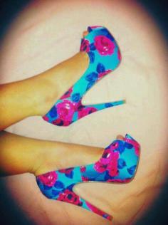 Not a big fan of flowery things but these shoes are gorge(: Shoes I can Finally Wear with Dr. Scholl's For Her Ball of Foot Inserts