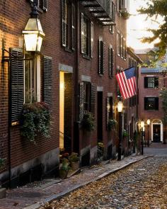 Acorn Lane, Boston, MA | Beacon Hill is beautiful for wandering around on foot