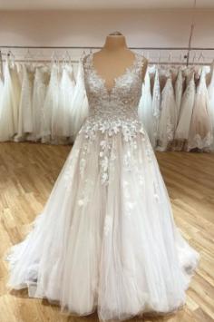 Schlichtes Brautkleid V Ausschnitt | Hochzeitskleider Spitze