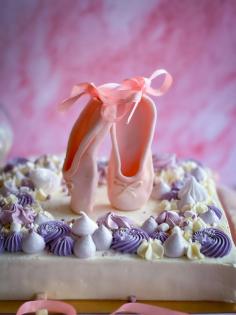Brighten her birthday with a baby birthday cake made for joy and smiles. Pick from unicorns, stars, or floral designs.